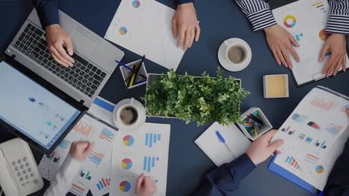 Top-Ansicht der Business Teamwork Brainstorming der Finanzstrategie im Büro des Startup-Unternehmens