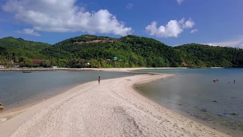 Jovem mulher bonita em traje de banho preto andando sozinha em um banco de areia Tailândia