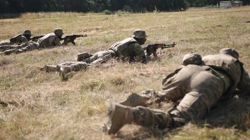 Im Rahmen des Angriffs der militärischen Spezialeinheit auf den Feind eine Gruppe von Soldaten, die mit Munition bewaffnet sind