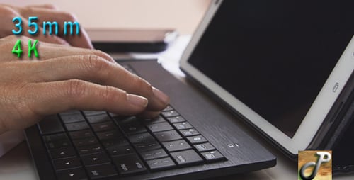 Frauenhände mit einer Tastatur