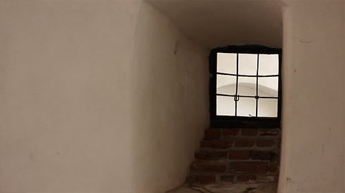 Altes Fenster mit Gittern