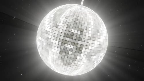 La bola de discoteca con espejo giratorio brilla con hermosos rayos de luz