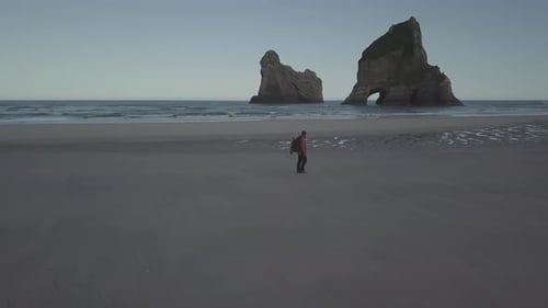Hombre caminando por la playa