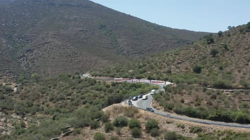 Vuelo de Zumbido sobre sinuoso camino de montaña