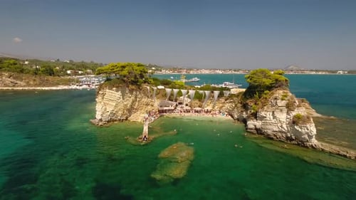 Sobrevolando el Zumbido sobre Agios Sostis (isla Cameo) en Zakynthos, Grecia