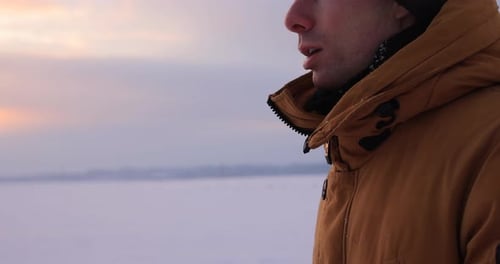 Un homme respire de vapeur dans le froid de l'hiver Photo recadrée d'un randonneur en Antarctique