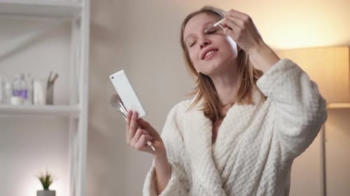 Tutorial de maquillaje en línea Beauty Vlog Woman Phone