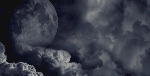 Dunkle Wolken und der Mond
