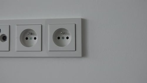 Steckdosen an einer weißen Wand - Nahaufnahme