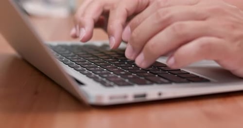 Arbeite auf einem Laptop