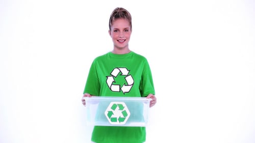 Activista ambiental con caja de plástico