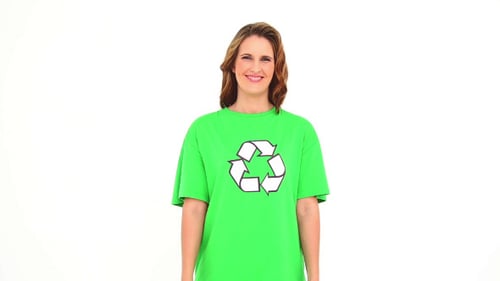 Activista ambiental sonriente mostrando caja vacía