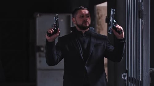 Ein Mann zieht zwei Waffen heraus und fängt an zu schießen