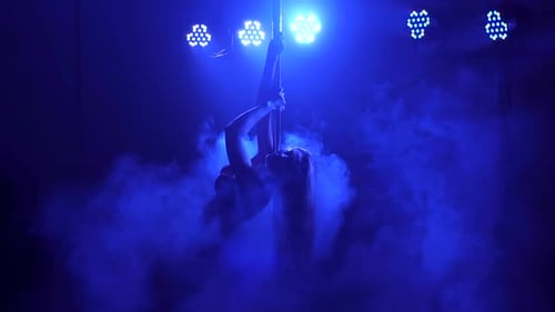 Garota dançando dança erótica em clube de strip