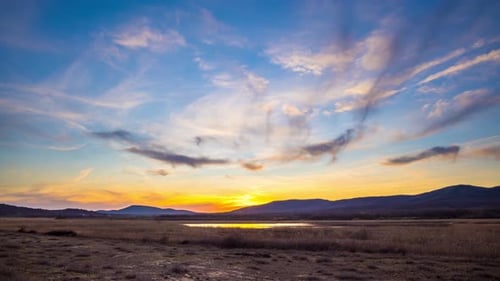 Blick auf den Sonnenuntergangshimmel mit Wolken über dem Balkangebirge und der Schwarzmeerbucht in Strandnähe