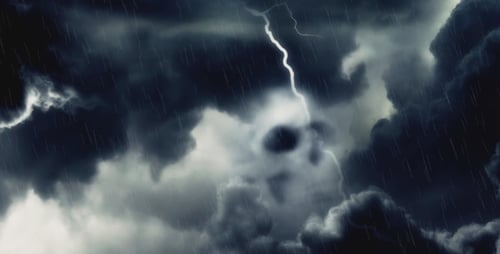 Dunkle Wolken und ein Totenkopf