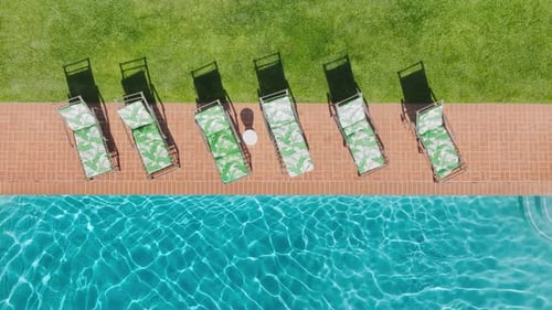 Zoomaufnahme aus der Luft Perfekte Sonnenreflexion des Schwimmbades auf der blauen Wasseroberfläche