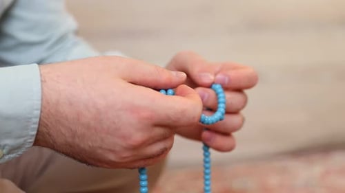 Muslimisches Gebet in der Moschee mit der Hand
