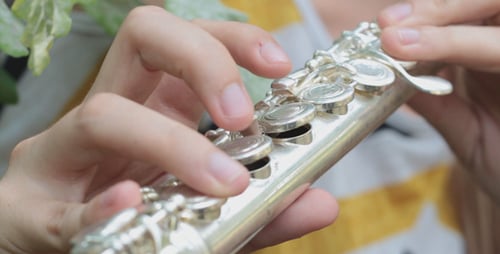 Mädchen spielt Flöte 4