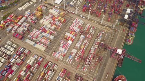 Luftaufnahme eines Containerfrachtschiffs im Export- und Importgeschäft und in der Logistik