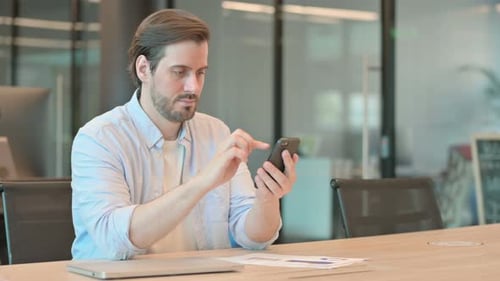 Mann benutzt Telefon
