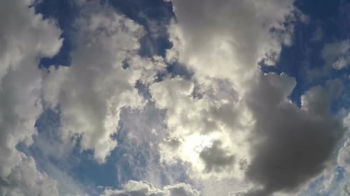 Flauschige Wolken schweben schnell am Abend-Sommerhimmel, Wolkenlandschaft, Zeitraffer