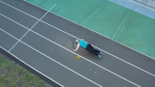 Toma aérea de mujer con sobrepeso haciendo flexiones