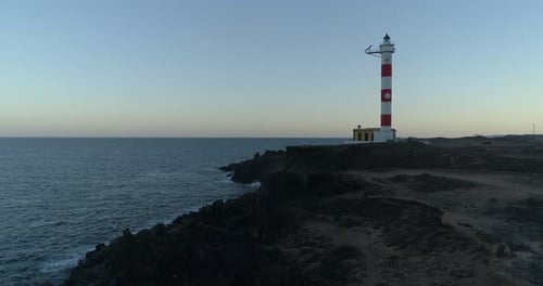 Luftaufnahme eines Leuchtturm-Leuchtturms Stock-Videomaterial (1)