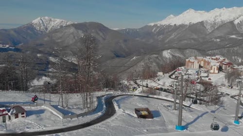 Luftaufnahme des kleinen malerischen Skigebiets, Standseilbahn und Hotels für Touristen und Sportler Winter