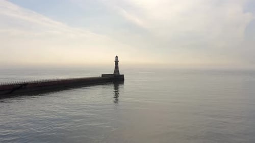 Ein Leuchtturm und Pier am frühen Morgen
