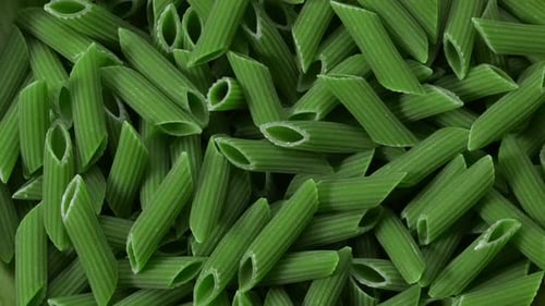 Gros plan sur les pâtes vertes. Vue de dessus à rotation lente