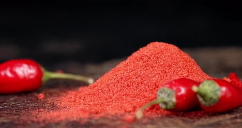 Un montón de chile con pimienta roja molida gira lentamente.