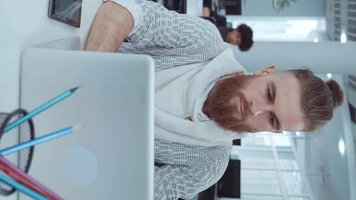 IT-Spezialist für vertikale Bildschirme bei der Arbeit im Großraumbüro