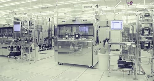 Arbeiter in sauberen Anzügen in einer Halbleiterproduktionsstätte