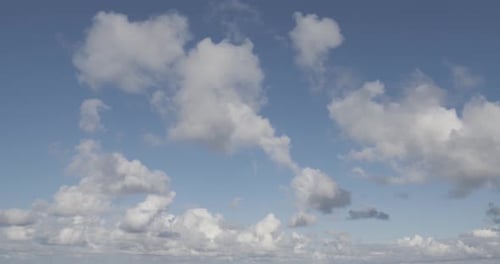 Blauer Himmel und weiße Wolken