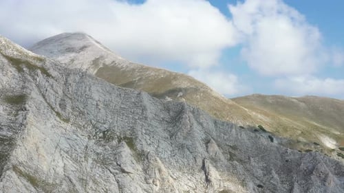 Vuelo alrededor del pico Vihren en la montaña Pirin
