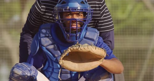 Baseballspieler fängt während eines Spiels einen Ball