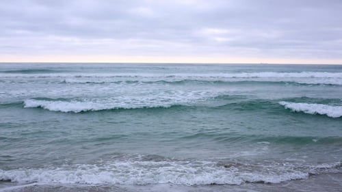 Wellen krachen am Strand 1