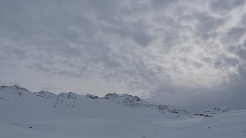 Vue panoramique sur les nuages au-dessus des montagnes enneigées