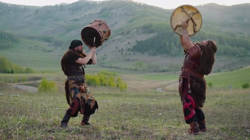 Folk-Rockband tanzt mit Tamburinen im Mountain Valley