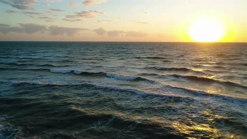 Meereswellen auf dem schönen Morgenmeer