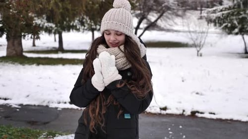 Glückliche Frau geht im Winterwald spazieren