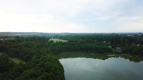 Maravilloso paisaje del lago Dolgoe 12