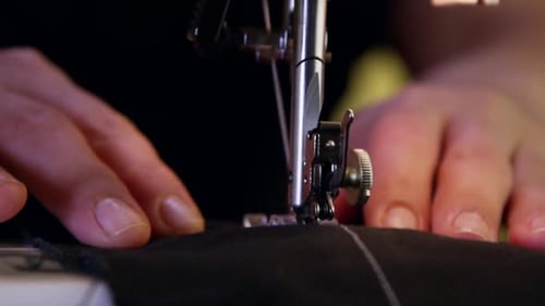 Schneidernähkleidung mit Nähmaschine 27