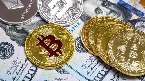Bitcoin et crypto-monnaie sur des billets de cent dollars