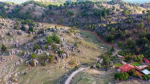 Der herrliche Panoramablick auf das Gebirgstal