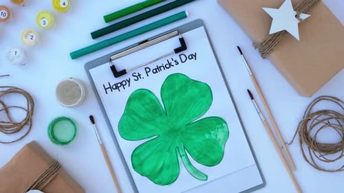 Grußkarte mit weiblichen Händen, St. Patricks Day