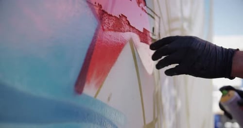 Graffiti-Künstler berührt die bemalte Wand 4k