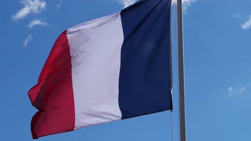 Die französische Nationalflagge weht im Wind.