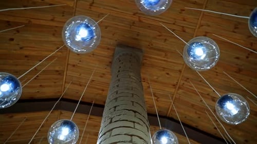 Techo moderno con bolas de lámpara de luz.